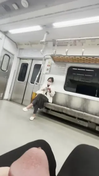 지하철에서 딸딸이 치는 역대급 개또라이가 나타났다!