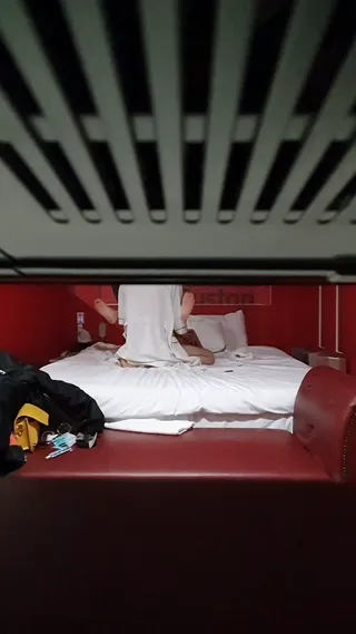 금발걸레의 허벌보지에 못싸고 결국 마무리는 손으로