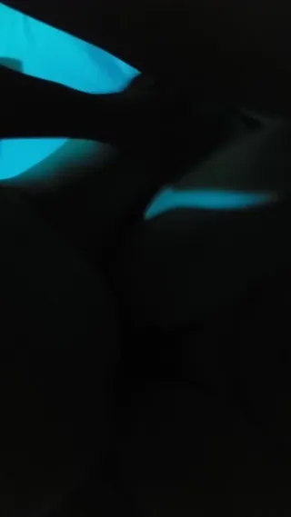 푸른 조명 때문인지 귀신처럼 보이네