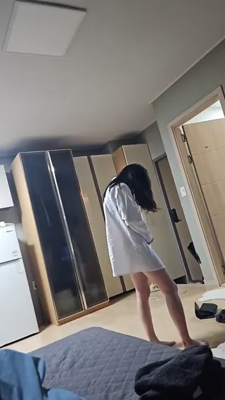 떡치고 나서 개운하게 집으로 향하는 21살 조건녀