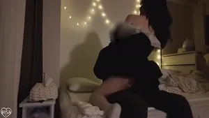 귀여운 방에서 함께 사는 십대 커플이 로맨틱한 섹스를 즐긴다