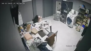 스웨디시 업소녀 대기실에서 누군가와 젖꼭지 보여주면서 영통
