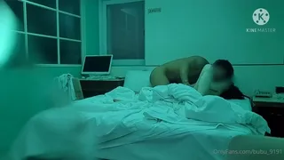 청록색 조명아래서