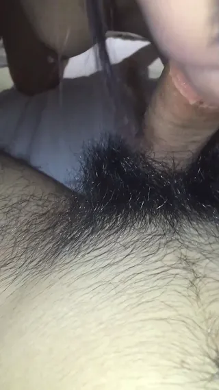 걸죽한 침으로 자지를 감싸고 목구멍까지 삼켜버리네