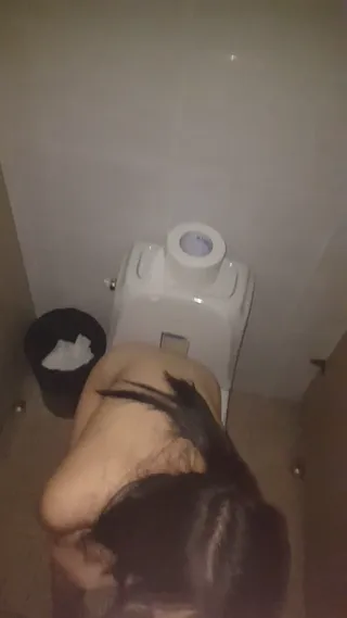 야외 사까시 지정공간으로 애용중인 상가건물 화장실