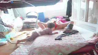 애기가 보는 앞에서 딜도 쑤시는 미친 부모님