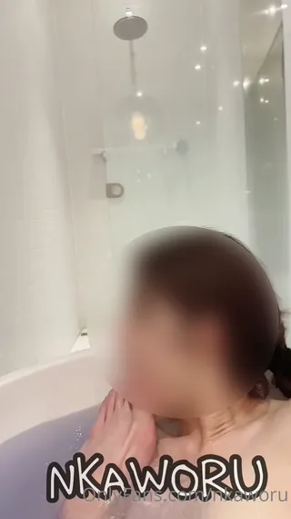 욕조에서 발빨아주는 내 여친