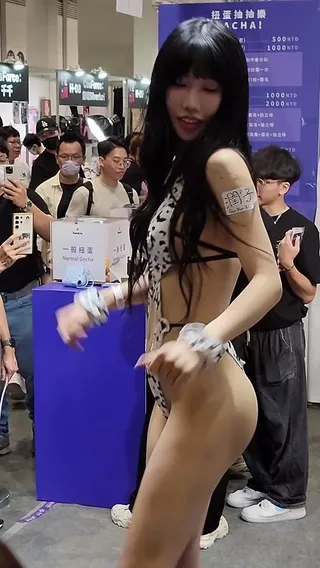 대만에서 열심히 홍보하는 윤지니와 서안이
