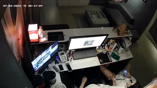 출근전에 카운터 실장 물 빼주는 매니저