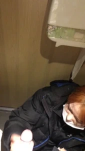 정액 튈까봐 긴장한 화장실 간단대딸 패딩녀